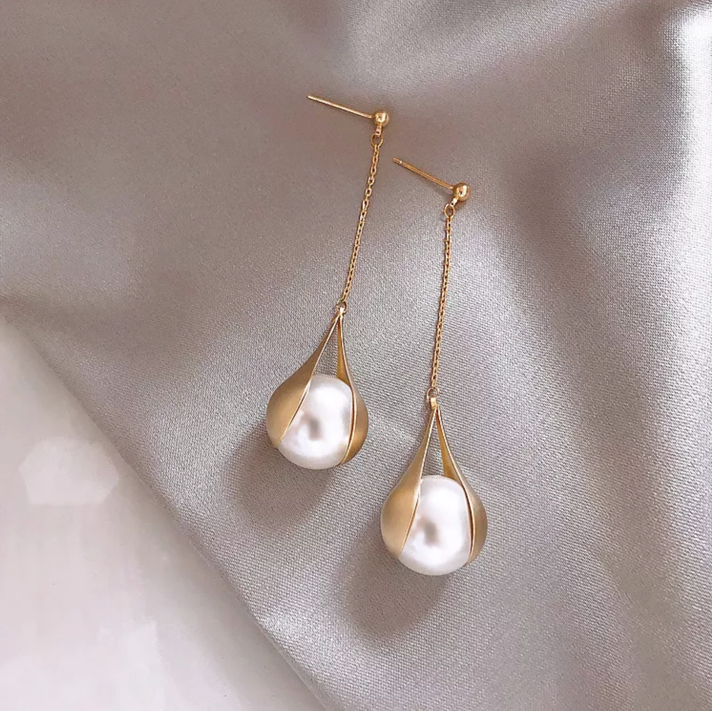 White and Gold-Tone Teardrop Pearl Drop Earrings with Chain Detail – Elegant Statement Jewellery