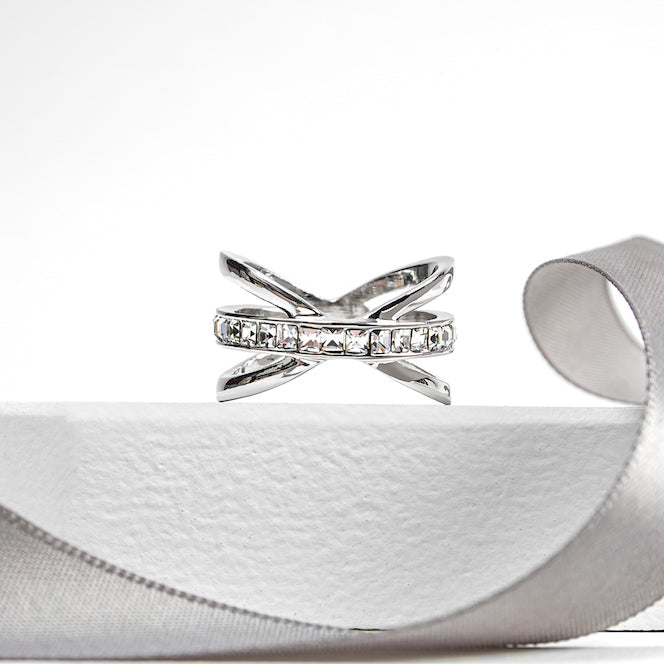 Rhodium-plated criss-cross band ring with Swarovski crystals, 0.8 inch wide