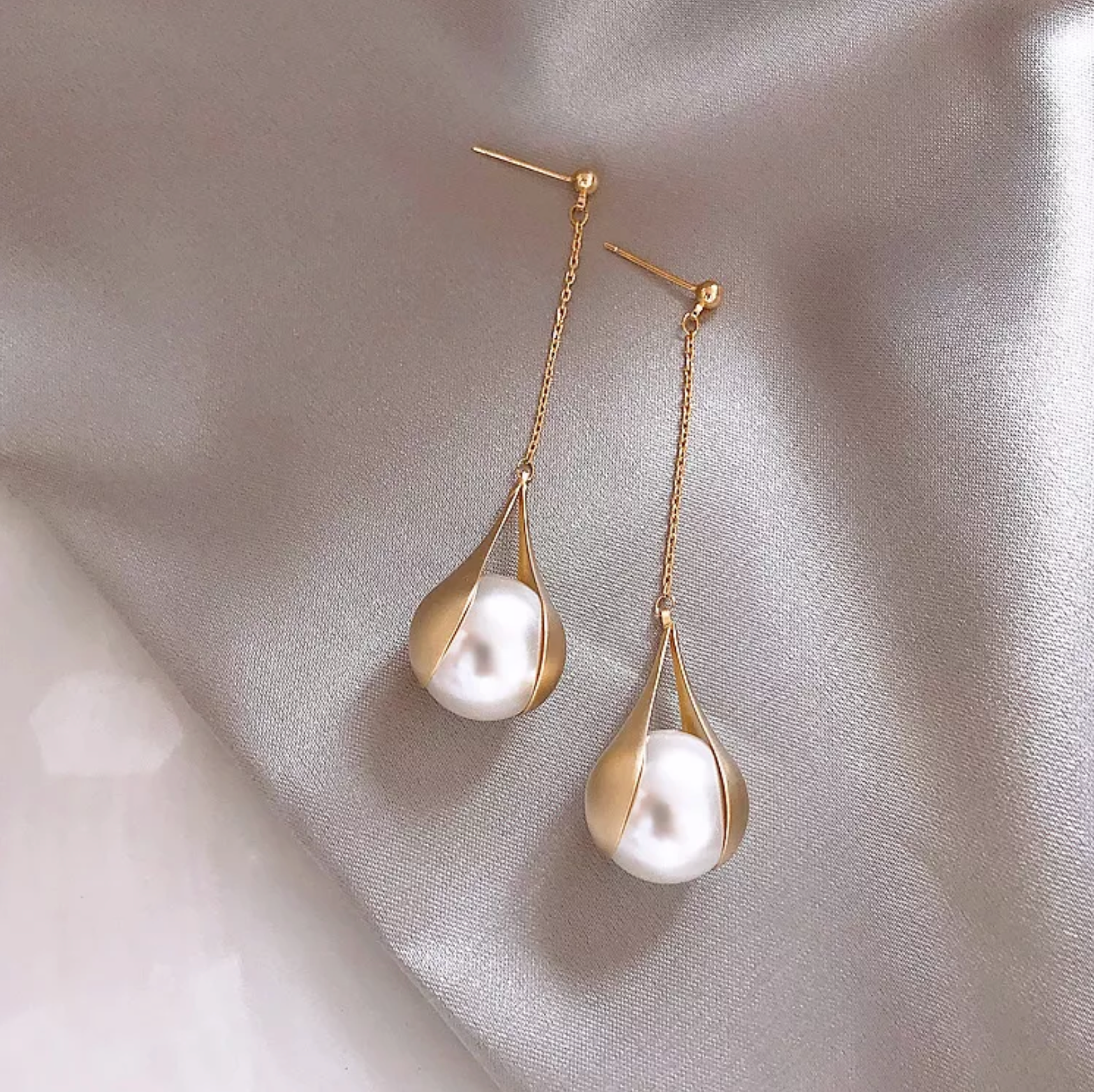 White and Gold-Tone Teardrop Pearl Drop Earrings with Chain Detail – Elegant Statement Jewellery