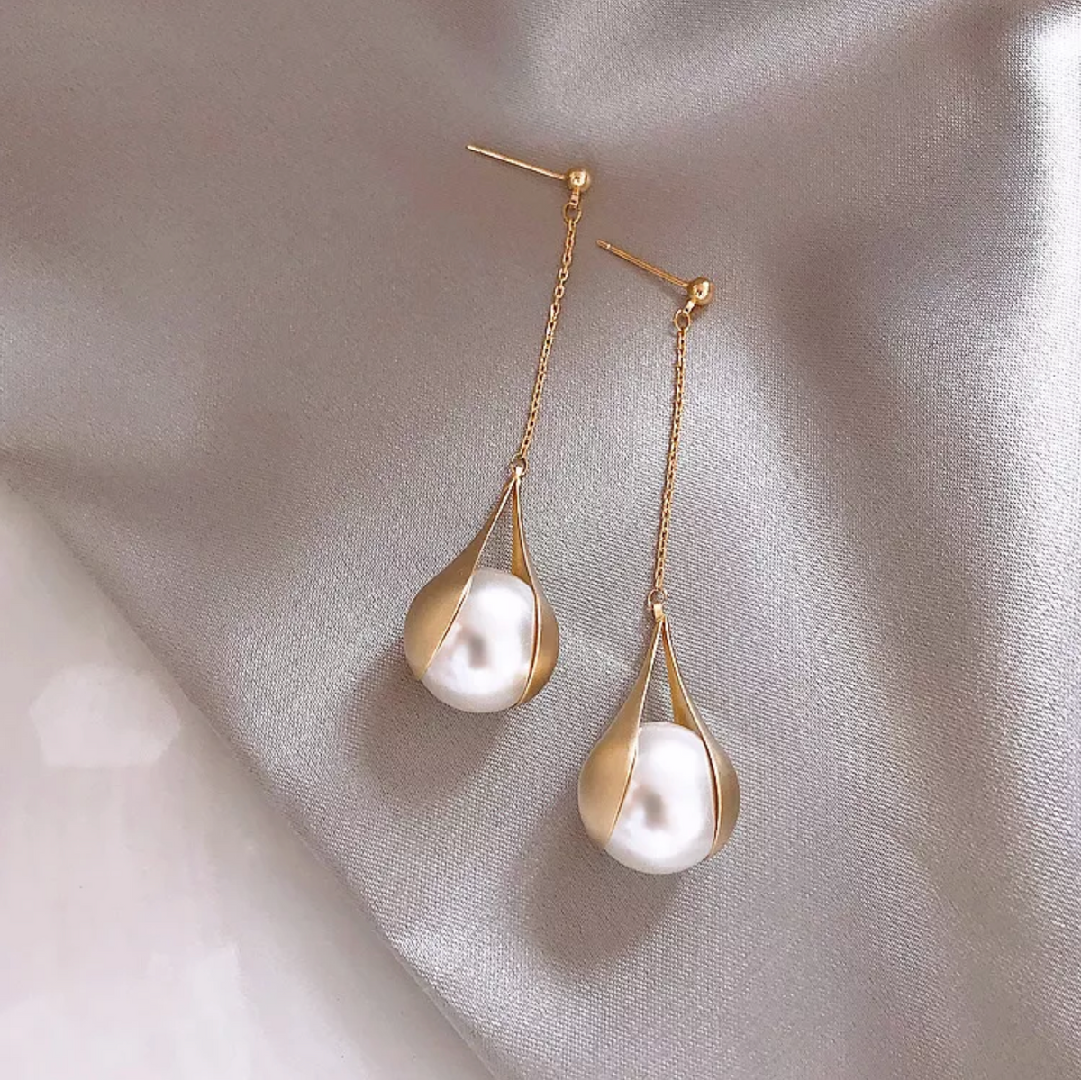 White and Gold-Tone Teardrop Pearl Drop Earrings with Chain Detail – Elegant Statement Jewellery